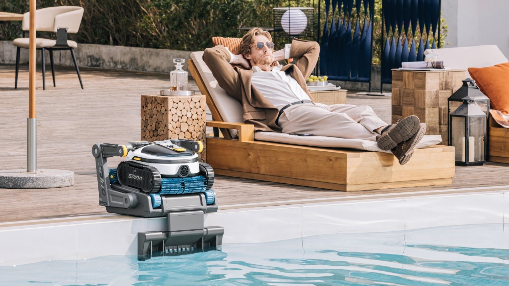 This robotic pool cleaner gets out of the pool and recharges on its own