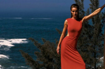Rosie Huntington-Whiteley Goes Glam in ViX Paula Hermanny