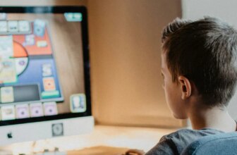 Parents urged to revisit screen time limits as kids head back to school